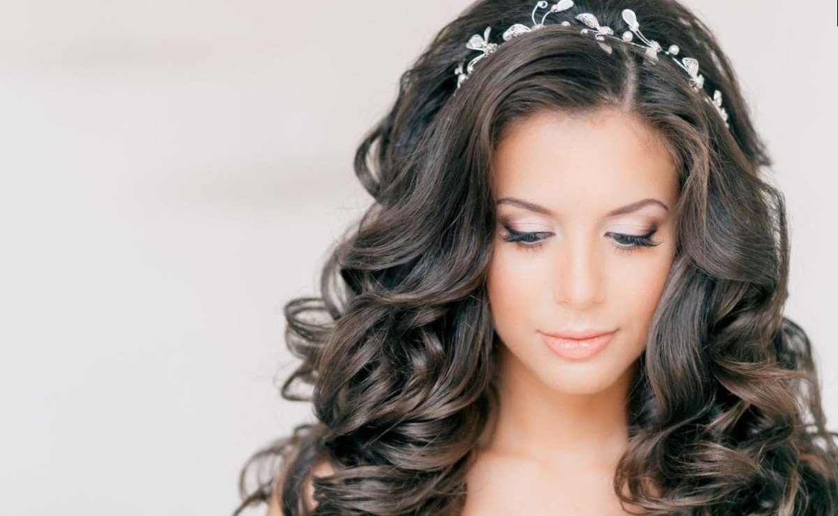 Оригинальные укладки и красивые причёски на кудри