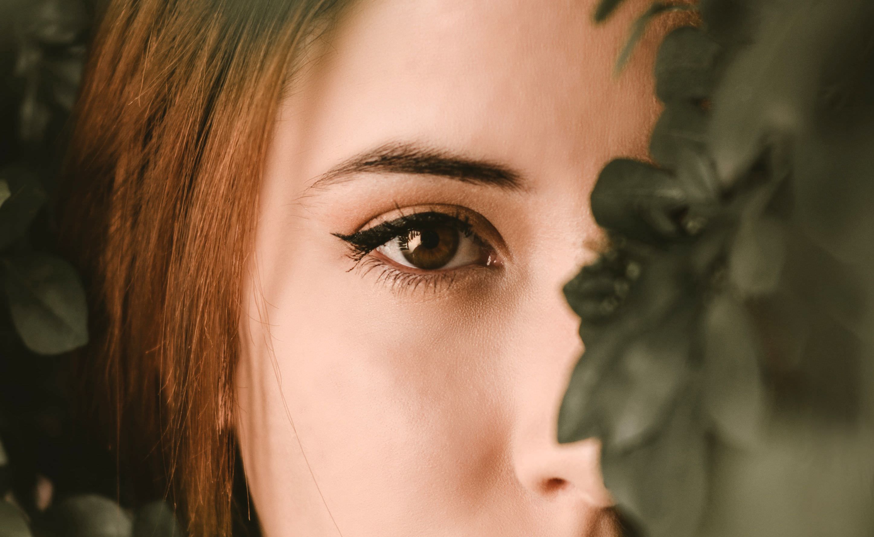 Коррекционный макияж глаз: исправляем недостатки внешности