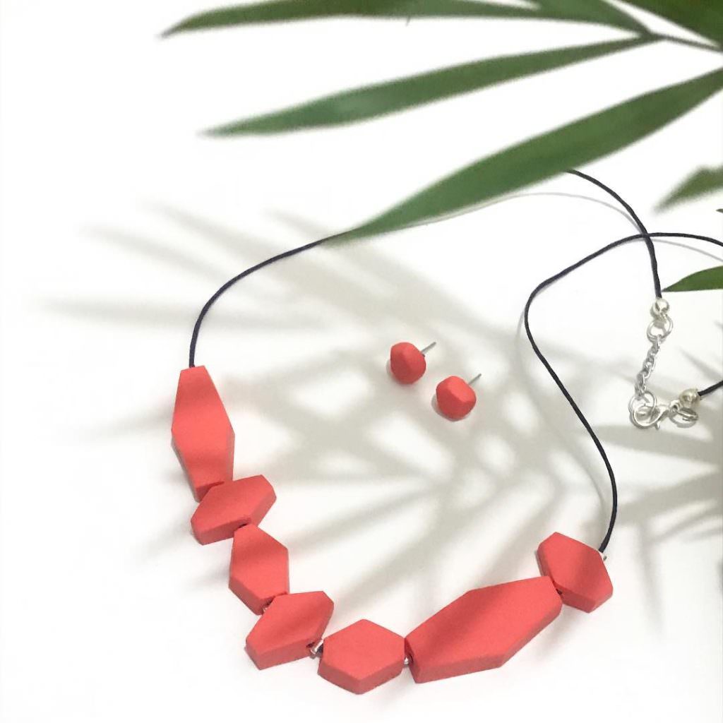 Как носить коралловый в 2019: примеры