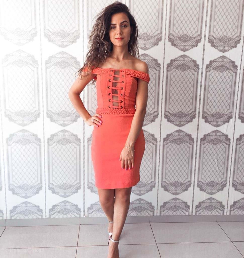 Как носить коралловый в 2019: примеры