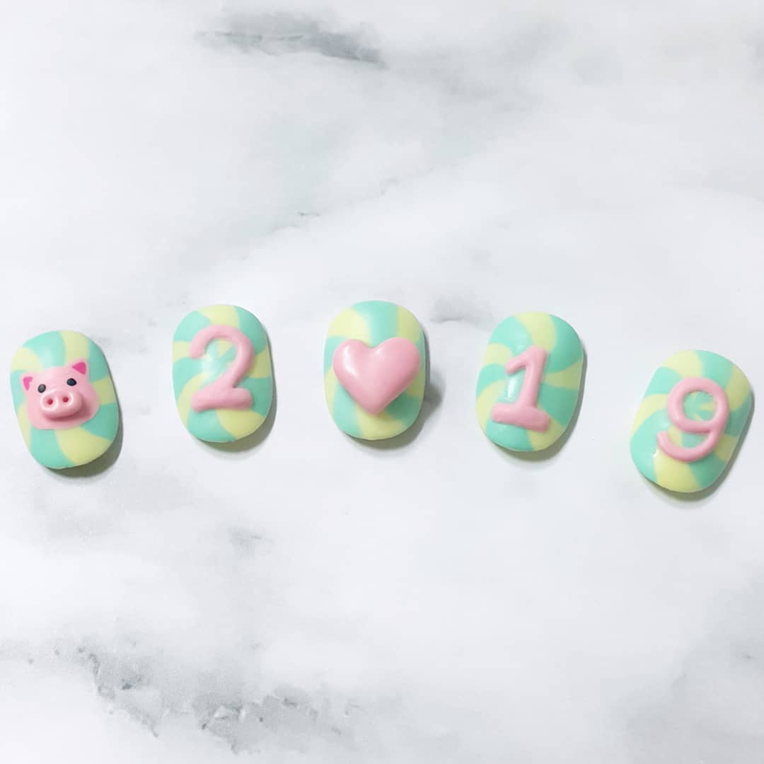 Маникюр с символом года