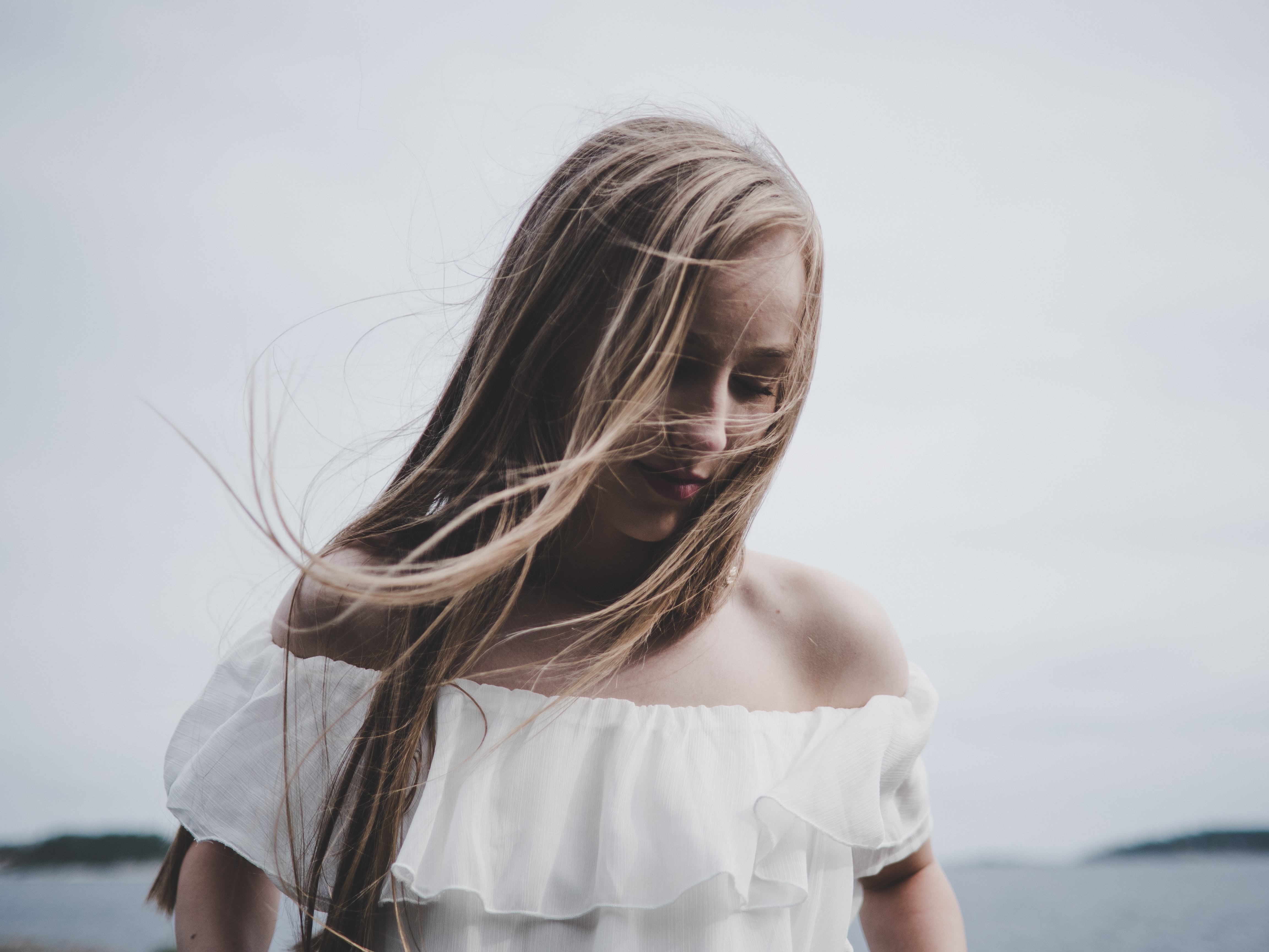 10 бюджетных натуральных несмываемых средств для кончиков волос