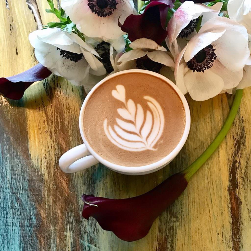 Насладиться кофе под аромат цветов: новый тренд из Нью-Йорка