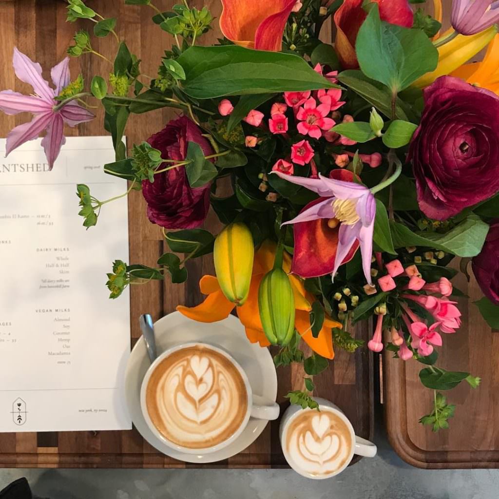 Насладиться кофе под аромат цветов: новый тренд из Нью-Йорка