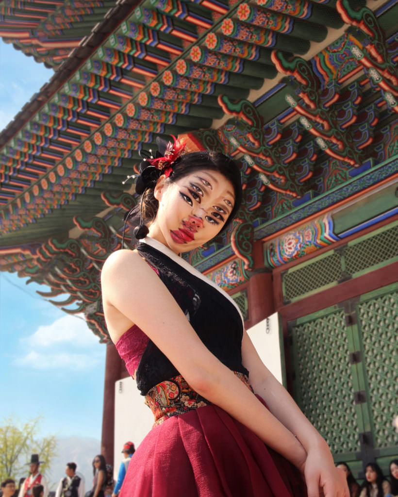 Девушка из Южной Кореи пишет картины на своём лице