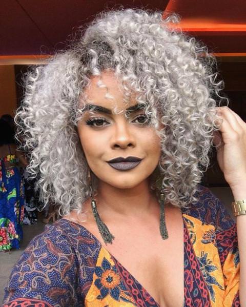 Седые волосы – то, что стоит попробовать в 2019-м