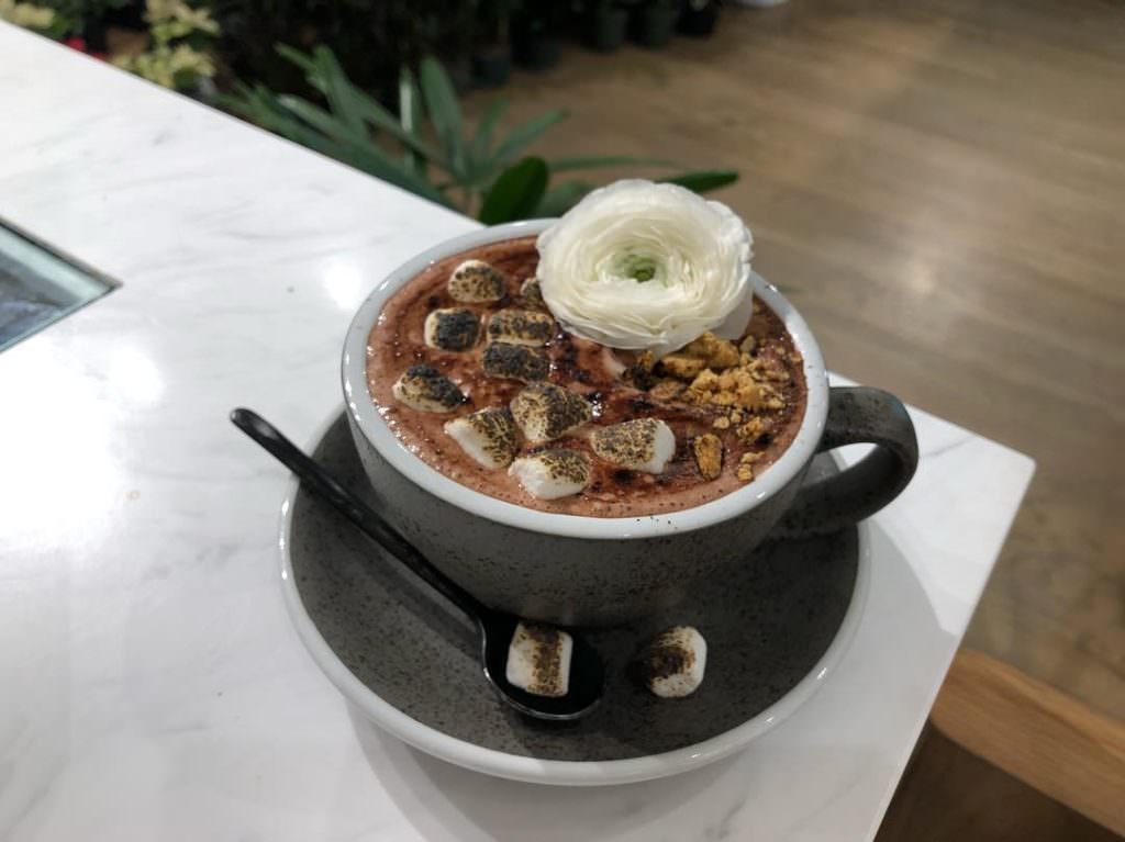 Насладиться кофе под аромат цветов: новый тренд из Нью-Йорка