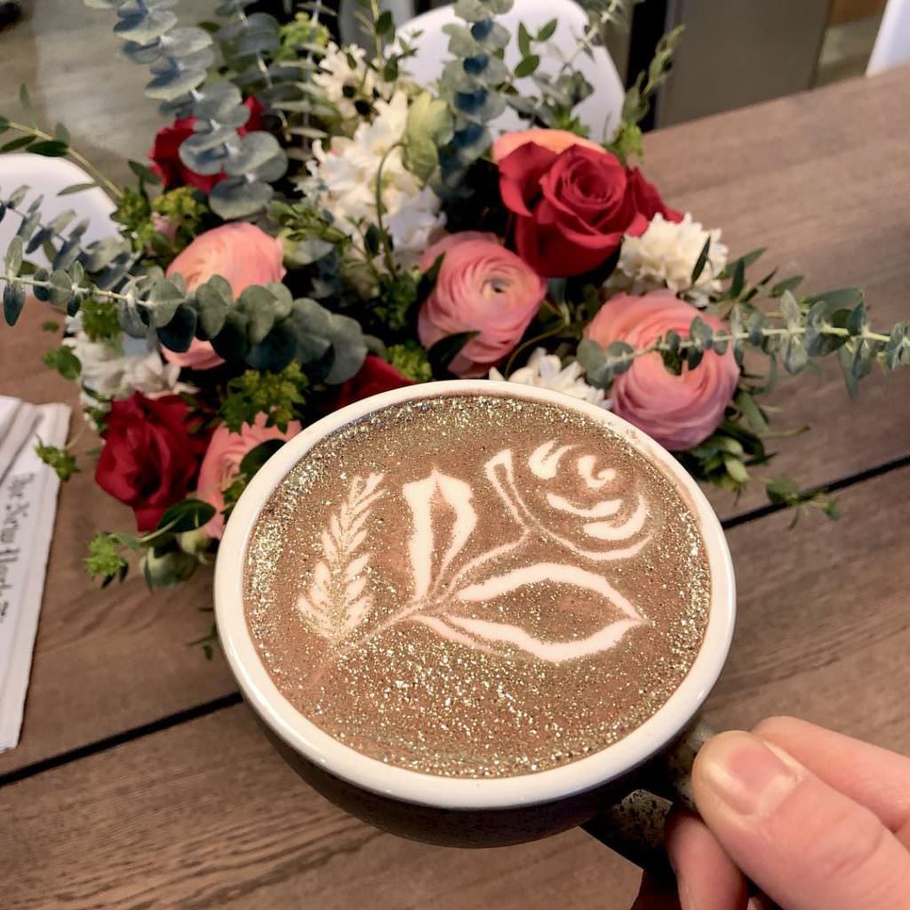 Насладиться кофе под аромат цветов: новый тренд из Нью-Йорка