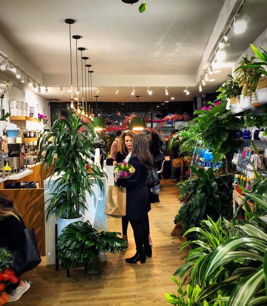 Насладиться кофе под аромат цветов: новый тренд из Нью-Йорка