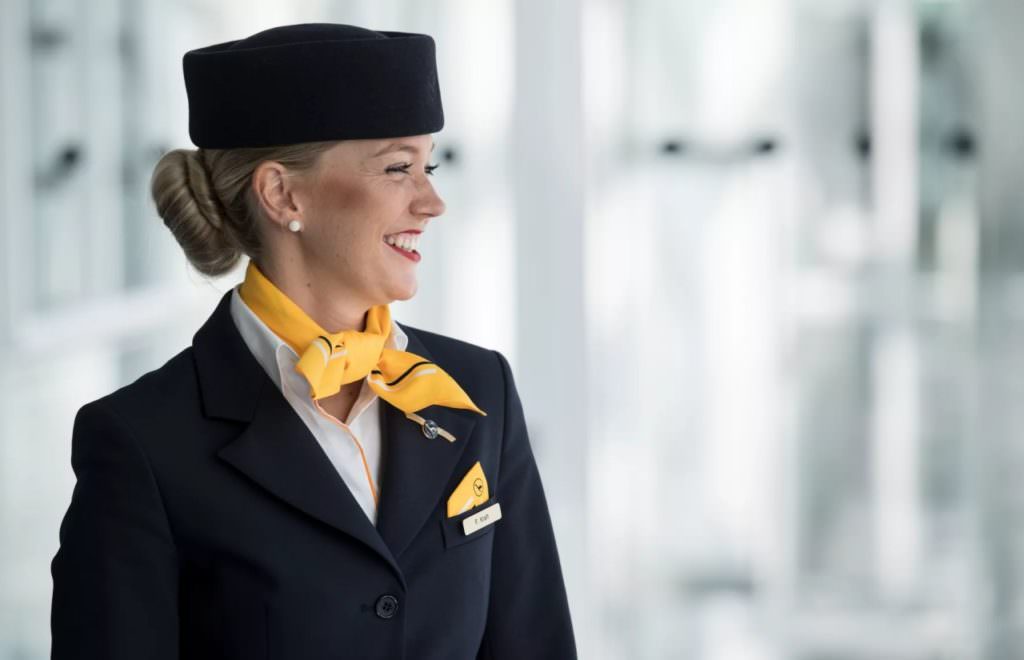 Британским стюардессам разрешили работать без макияжа