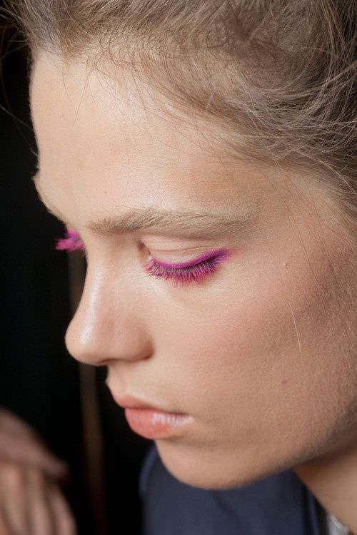 Весенний тренд макияжа: цветная тушь