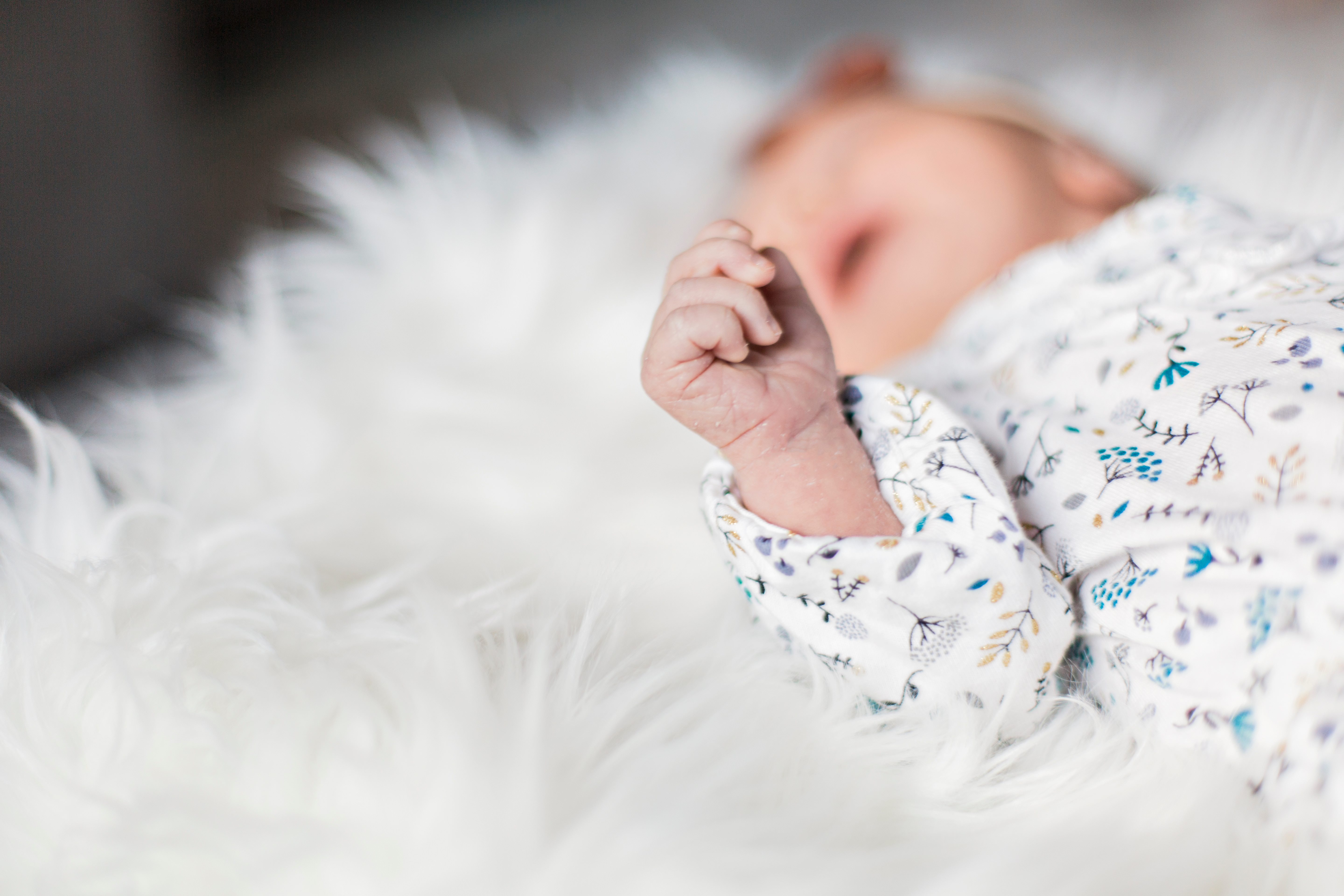 Почему кровотечение у новорождённых девочек это нормально