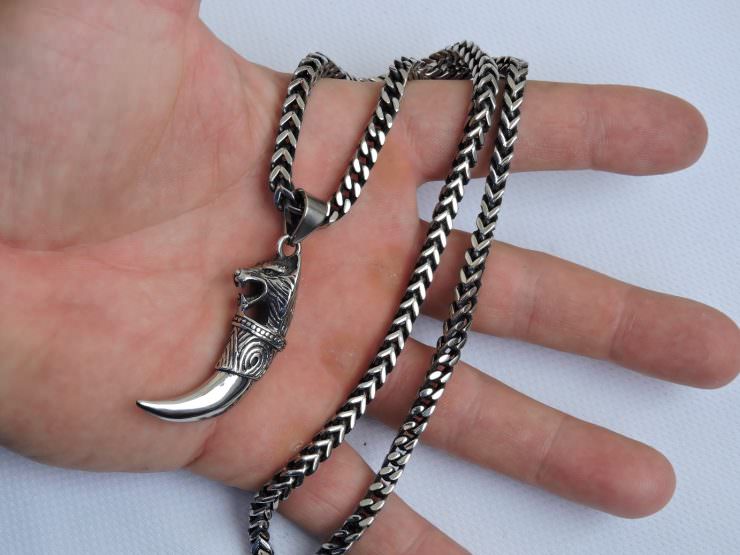 Амулет клык волка — значение и немного истории кулона