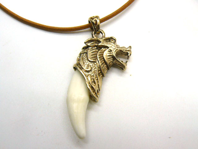 Амулет клык волка — значение и немного истории кулона