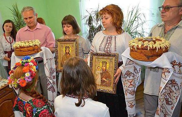 Благословение молодых родителями в православной традиции на свадьбе