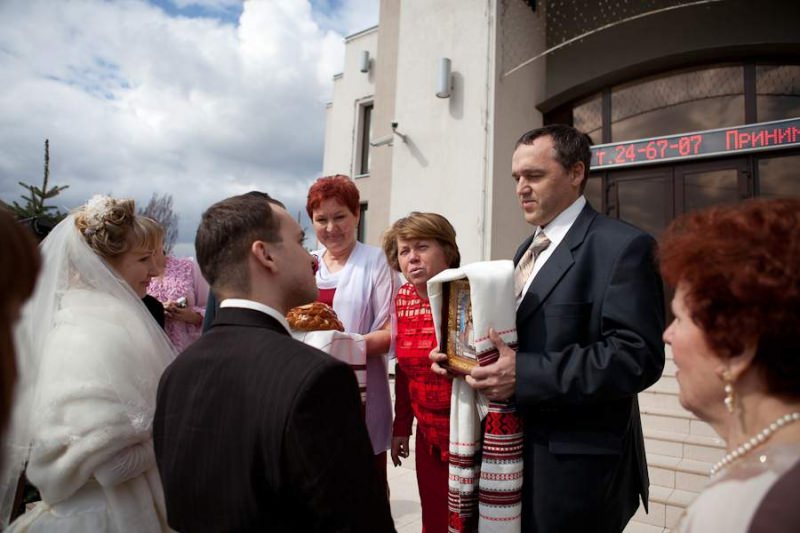 Благословение молодых родителями в православной традиции на свадьбе