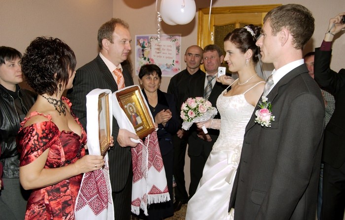 Благословение молодых родителями в православной традиции на свадьбе
