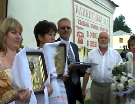 Благословение молодых родителями в православной традиции на свадьбе