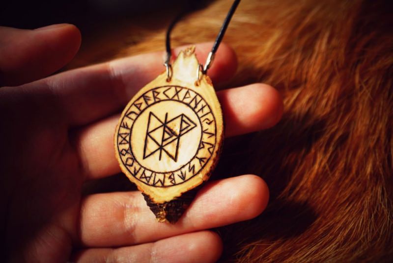 Чем отличаются между собой амулеты, талисманы и обереги