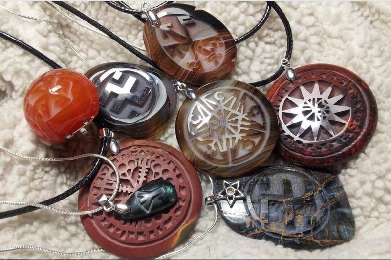 Чем отличаются между собой амулеты, талисманы и обереги