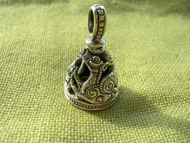 Чем отличаются между собой амулеты, талисманы и обереги