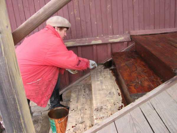 Чем покрасить деревянное крыльцо на улице: чем покрыть (обработать) чтобы дольше держалось