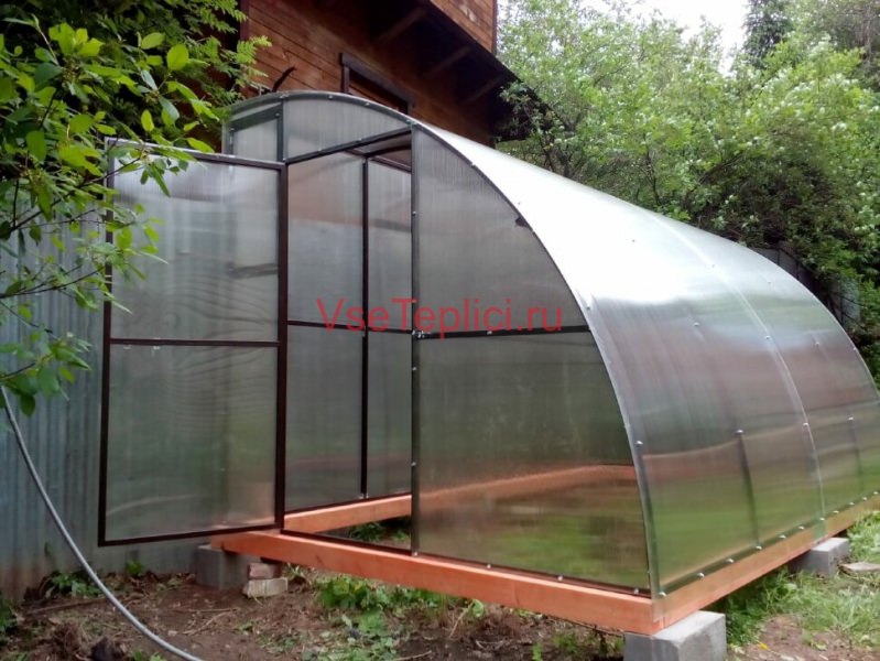 Что представляют собой односкатные теплицы?