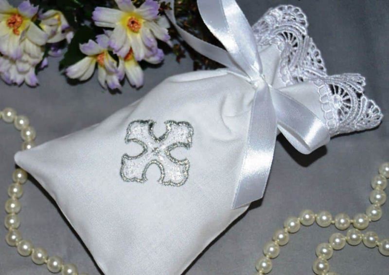 Что принято дарить на обряд крещения: идеи подарков от крестных и близких