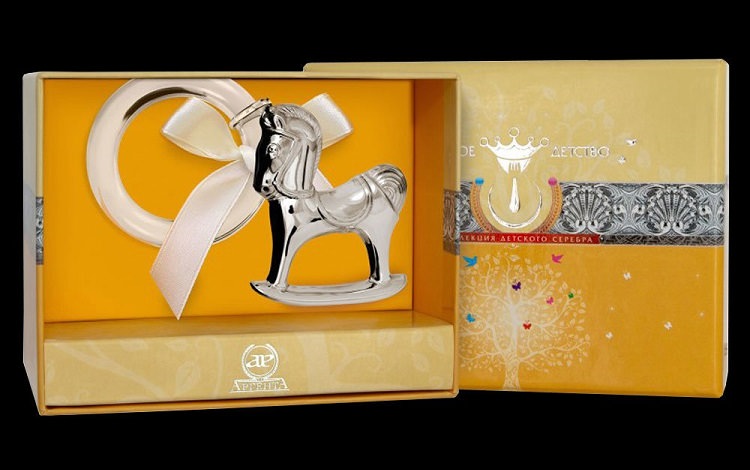 Что принято дарить на обряд крещения: идеи подарков от крестных и близких