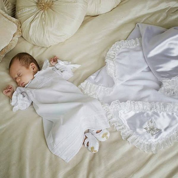 Что принято дарить на обряд крещения: идеи подарков от крестных и близких