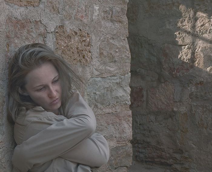 Что приводит человека к унынию: почему оно считается смертным грехом и как правильно избавиться от хандры