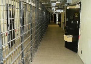 Что такое домашний арест, как мера пресечения: что можно, что нельзя, как работает браслет, условия