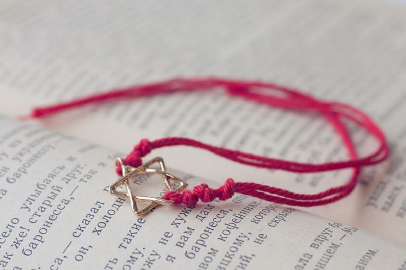 Что значит красная нить на запястье, на какой руке ее носят