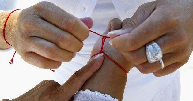 Что значит красная нить на запястье, на какой руке ее носят
