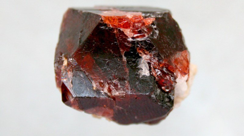 Циркон — свойства камня и значение для человека