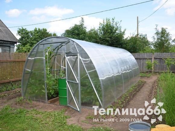 Дачная арочная теплица из поликарбоната