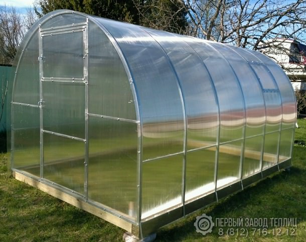 Дачная арочная теплица из поликарбоната