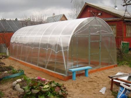 Дачная арочная теплица из поликарбоната