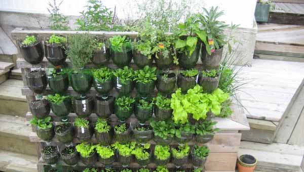 Делаем простые вертикальные грядки из подручных материалов своими руками