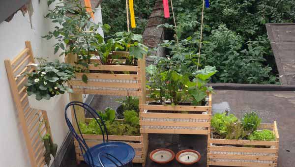 Делаем простые вертикальные грядки из подручных материалов своими руками