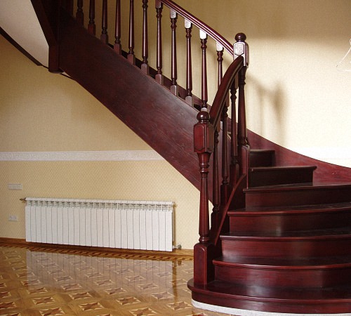 Деревянная лестница из сосны преимущества и особенности