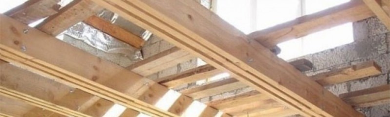 Деревянные балки между первым и вторым этажами