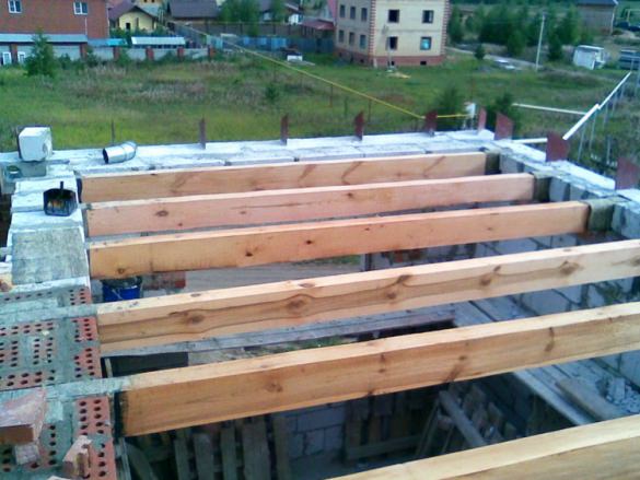 Деревянные балки между первым и вторым этажами