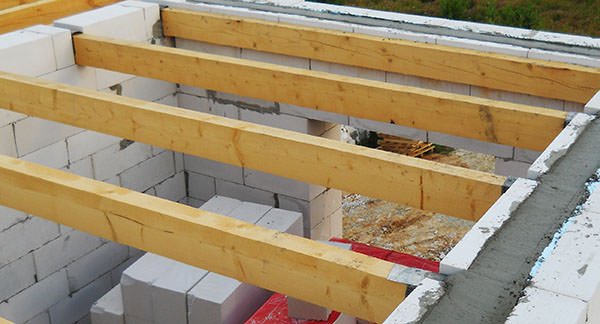 Деревянные перекрытия в доме из газобетона: виды и монтаж