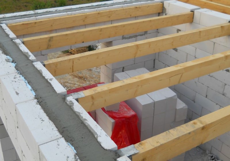 Деревянные перекрытия в доме из газобетона: виды и монтаж