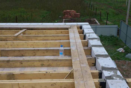 Деревянные перекрытия в доме из газобетона: виды и монтаж