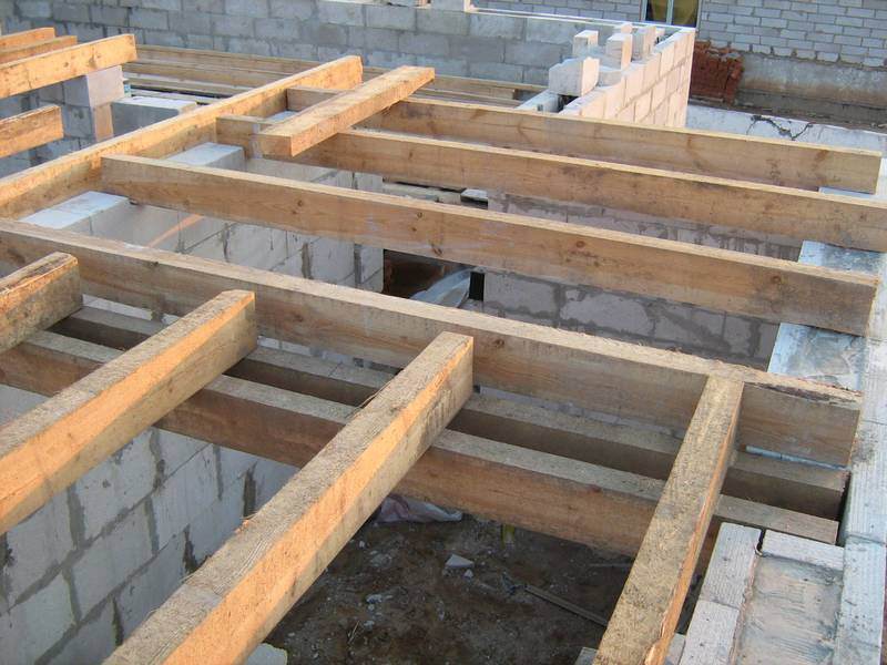 Деревянные перекрытия в доме из газобетона: виды и монтаж
