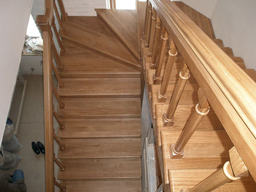 Деревянные поручни для перил: материалы и особенности установки