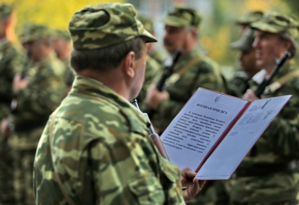До какого возраста считаются военнообязанными мужчины и женщины в России и каких правил они должны придерживаться