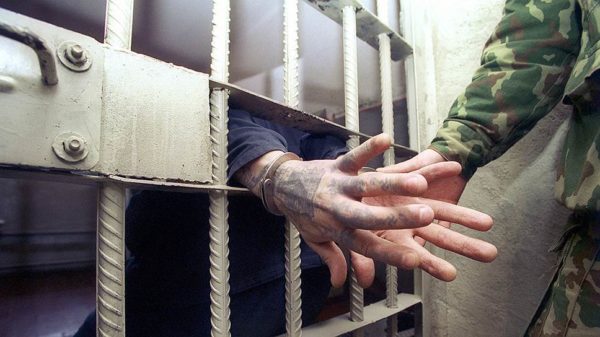 До какого возраста считаются военнообязанными мужчины и женщины в России и каких правил они должны придерживаться